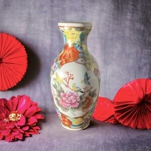 1920 Floral Chinese Vase Porcelain
Ceramic Hand Painted Pattern
Made In China 6"